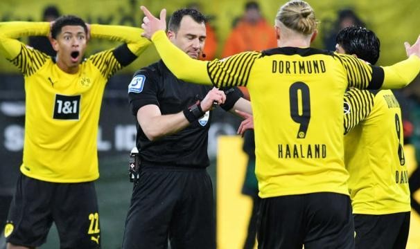 谁是德国国家德比的胜负手：莱万、狐媚还是裁判？