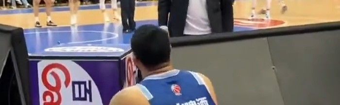 开云首页体验-刘维伟杀疯！场边爆粗怒喷韦瑟斯庞，发布会仍指责，真被气到了！|篮板|比赛|广厦|青岛|数据_新浪体育_新浪新闻